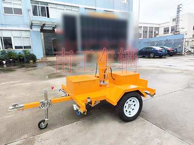 1757557283717820.jpg 0.5吨小型LED交通诱导屏道路指示牌交通警示工具拖车4I.jpg
