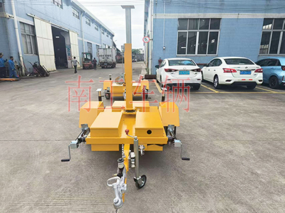 1763516937486362.jpg 手动升降广告拖车 移动式拖车底盘5I.jpg