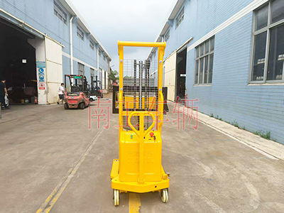 1760508466940536.jpg 0.5吨带自动旋转升降油桶车1I.jpg